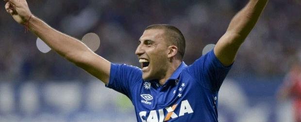 Fifa dá 30 dias para Cruzeiro pagar dívida por Ábila