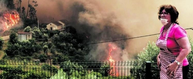 Idosos sobrevivem a incêndio após se esconderem em caixa d"água