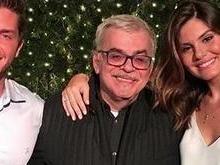 Camila Queiroz e Klebber Toledo estão noivos e atriz surge com anel