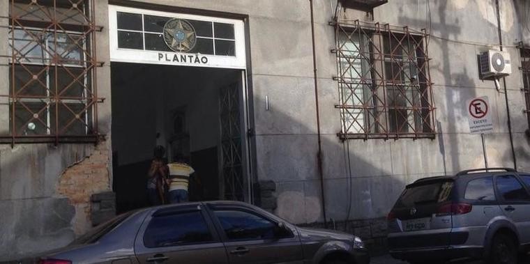 Pai morre baleado por PM dentro de casa ao tentar defender filho