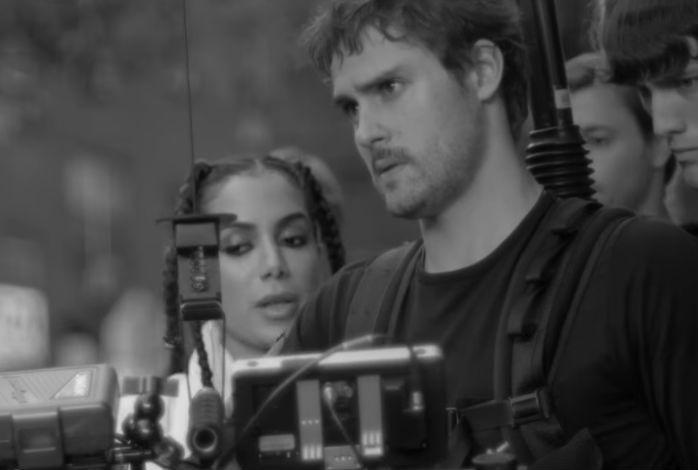 Anitta revela para Luciano Huck que levou fora de câmera gato