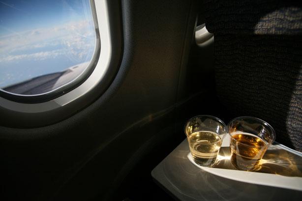 Comissário de bordo revela o que você nunca deve beber em um avião
