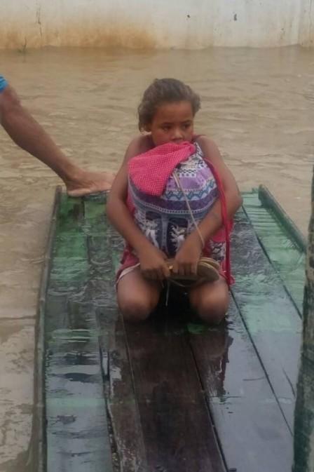 Fugindo da enchente, menina escolhe salvar livros e comove as redes