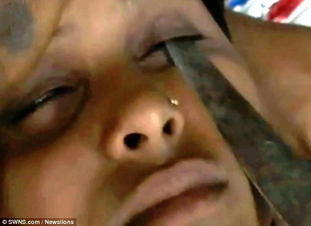 Indiana afirma curar qualquer doença usando espada mágica