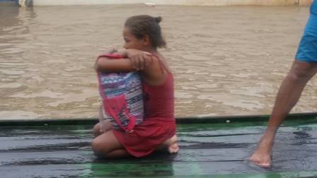 Fugindo da enchente, menina escolhe salvar livros e comove as redes