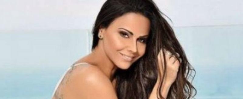 Fãs reclamam do excesso de photoshop em foto de Viviane Araújo
