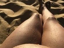 Carol Castro ostenta barrigão em dia de sol em Fernando de Noronha