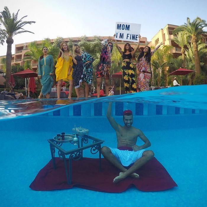 Viajando pelo mundo, jovem tranquiliza mãe com fotos divertidas