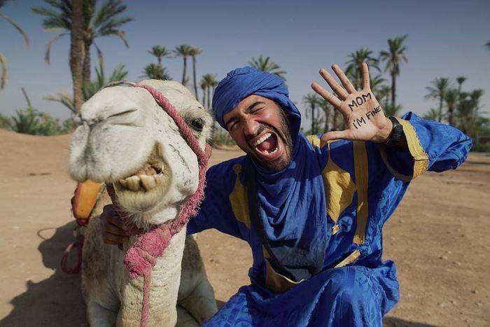 Viajando pelo mundo, jovem tranquiliza mãe com fotos divertidas