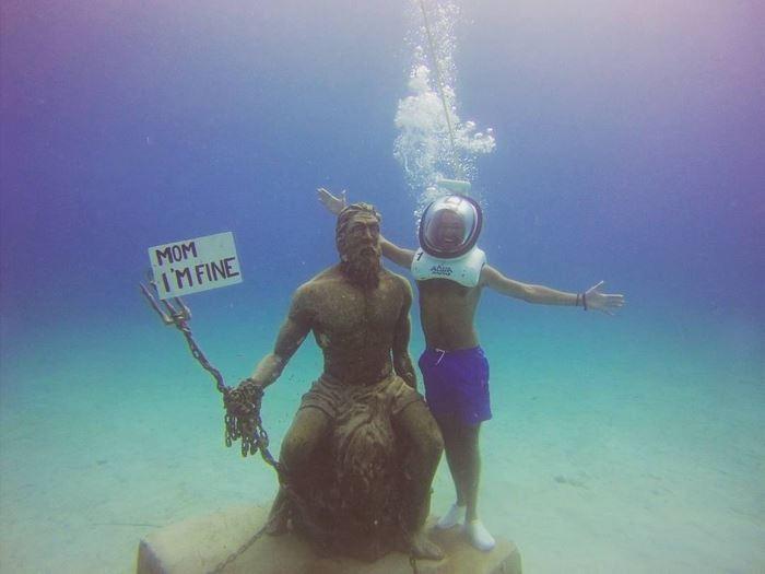 Viajando pelo mundo, jovem tranquiliza mãe com fotos divertidas