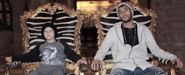 Cheios de marra! Neymar e o filho posam para foto na África