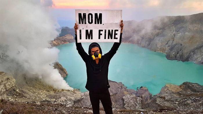 Viajando pelo mundo, jovem tranquiliza mãe com fotos divertidas