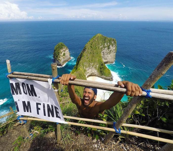 Viajando pelo mundo, jovem tranquiliza mãe com fotos divertidas