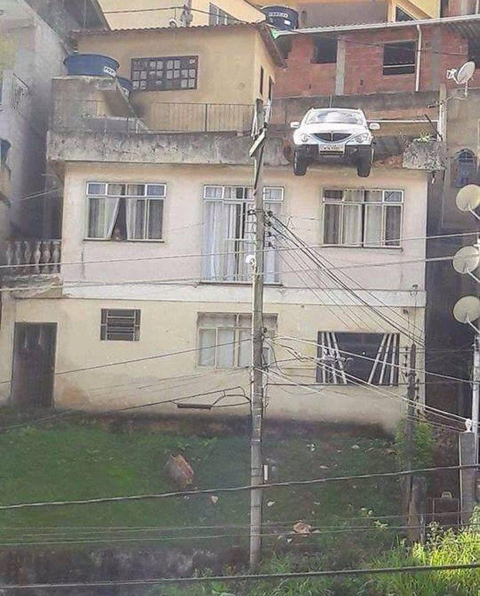 Carro ficou pendurado na laje (Crédito: Reprodução)