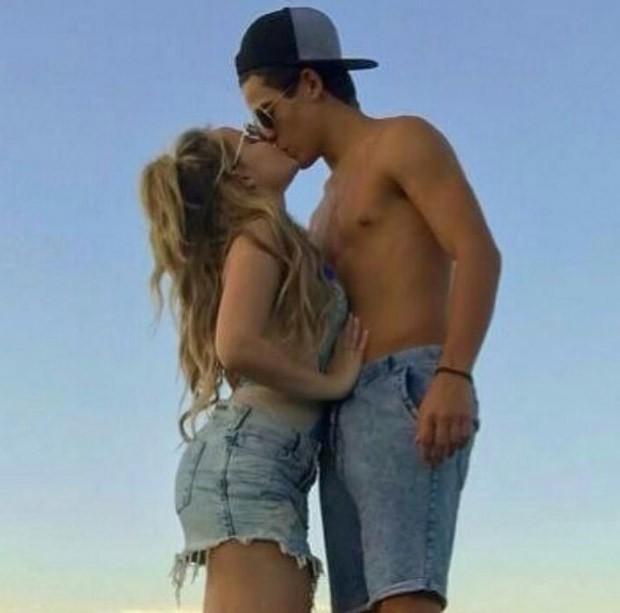 Sem camiseta, Thomaz Costa ganha beijão de Larissa Manoela