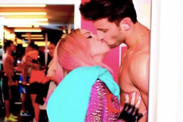 Madonna beija Kevin Sampaio em clip