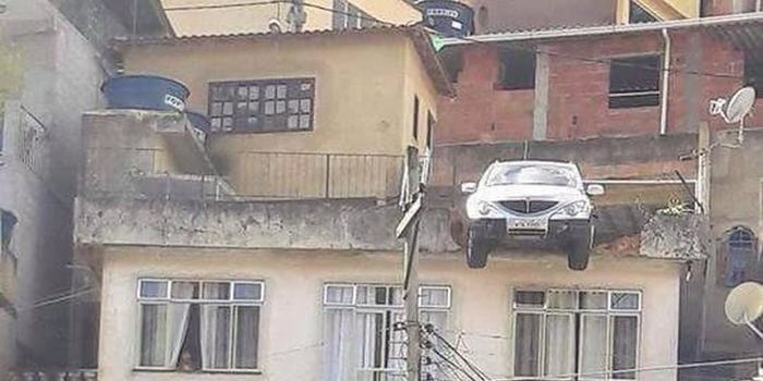 Criança liga carro que por pouco não cai do segundo andar de laje