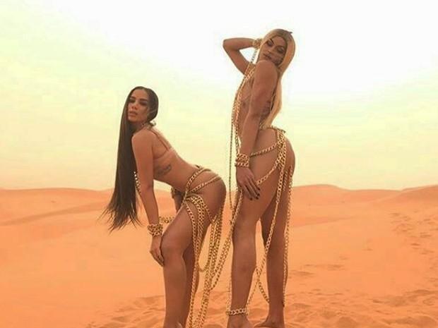 Anitta e Pabllo Vittar sensualizam no deserto em gravação de clipe