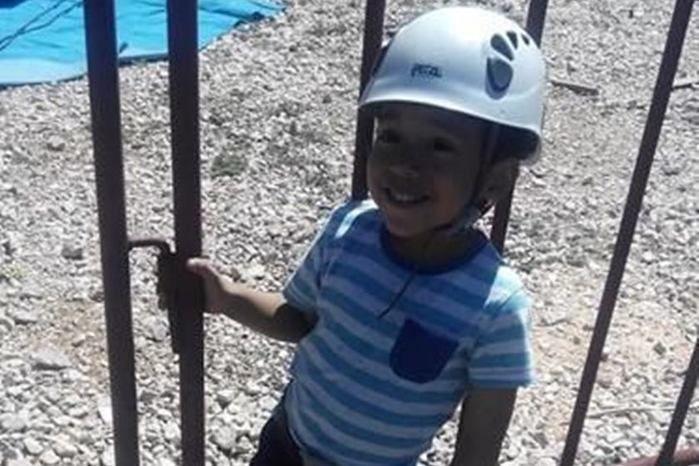 Criança de 4 anos morre após carro ser atingido por árvore em chamas