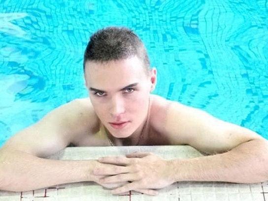 Ator pornô canibal supreende por casar com "princípe encantado"