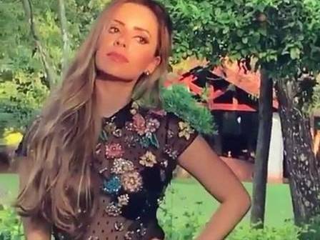 Sandy usa transparência com lingerie à mostra em bastidor de ensaio