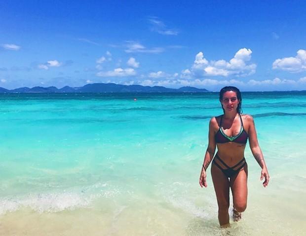 Cleo Pires posta foto em piscina e corpo em forma chama atenção