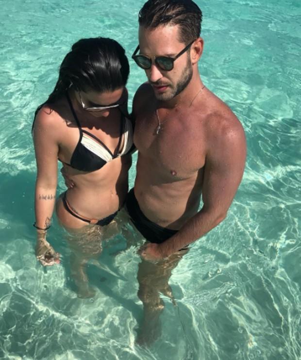 Cleo Pires posta foto em piscina e corpo em forma chama atenção
