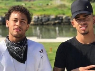 Após virar piada por visual, Neymar curte o dia com Gabriel Jesus