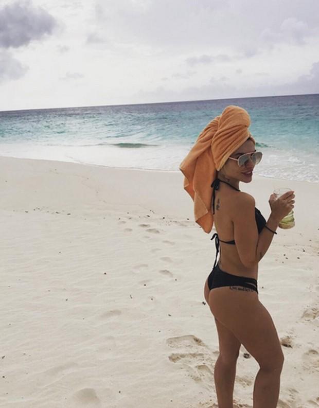 Cleo Pires posta foto em piscina e corpo em forma chama atenção