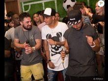 Após fim do namoro com Marquezine, Neymar se diverte com amigos