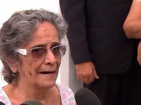 Caetano e Bethânia recebem carinho em enterro da irmã