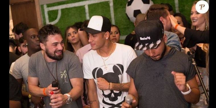 Após fim do namoro com Marquezine, Neymar se diverte com amigos