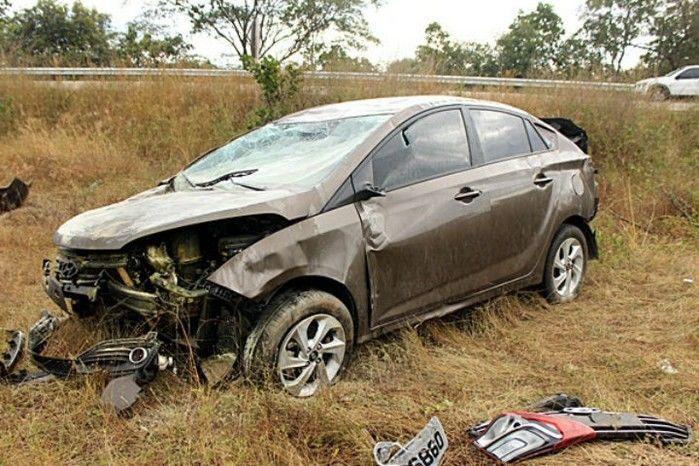 Carro capota na BR 343 após motorista desviar de buraco
