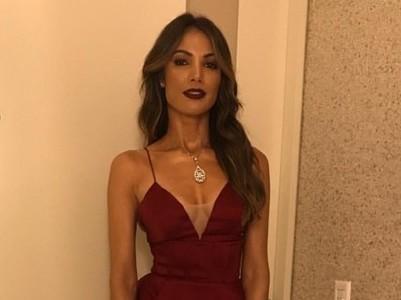 Patricia Poeta posa com vestido luxuoso e chama atenção na web