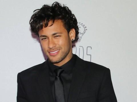 Solteiro, Neymar canta 'Tarde Demais' ao lado de Thiaguinho em show