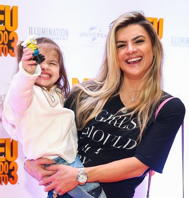 Maisa Silva se veste de Minion e chama atenção em pré-estreia