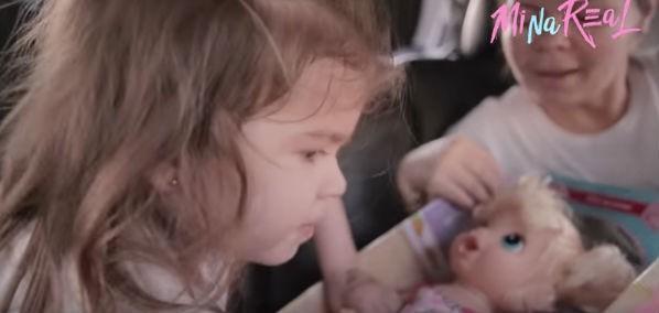 Mirella e Ceará perde paciência com boneca e vídeo faz sucesso