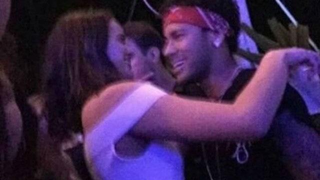 Neymar e Bruna Marquezine se encontram em show após termino