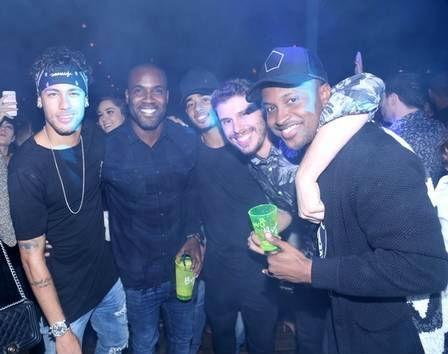 Emilly tenta mais não consegue chegar perto de Neymar em festa