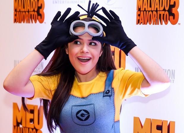 Maisa Silva se veste de Minion e chama atenção em pré-estreia