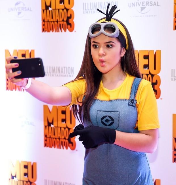 Maisa Silva se veste de Minion e chama atenção em pré-estreia
