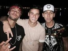 Firmino posta foto com Neymar e se empolga: ‘Hexa está chamando'