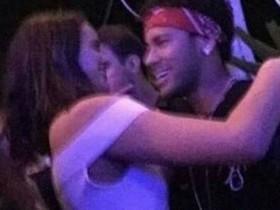 Neymar e Bruna Marquezine se encontram em show após término