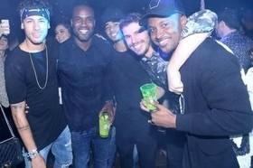 Emilly tenta, mas não consegue chegar perto de Neymar em festa