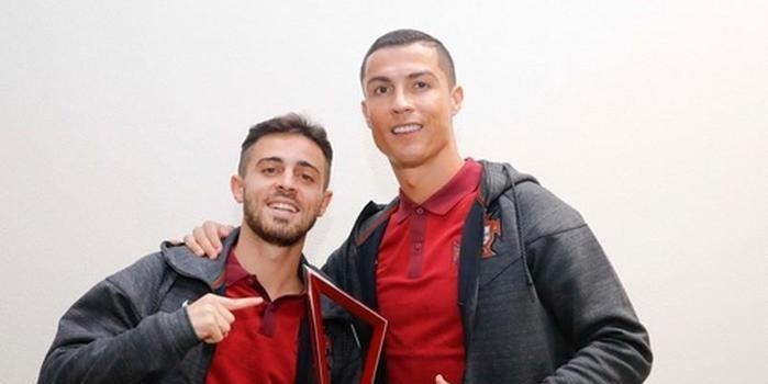 CR7 dá seu troféu de melhor em campo para o camisa 10 luso