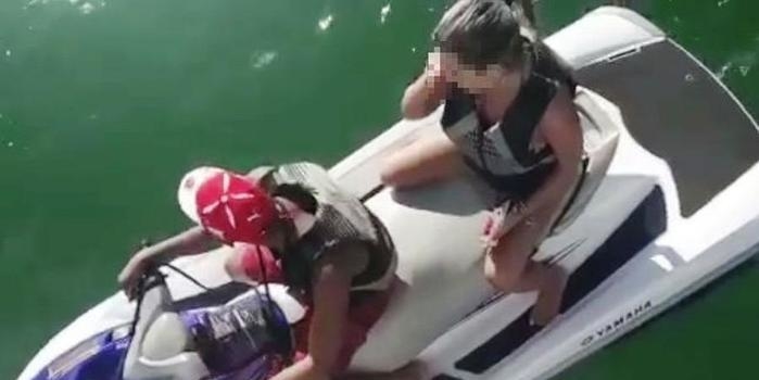 Moto aquática atropela prancha de adolescente e colide com barco