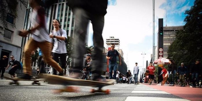 Motorista atropela skatistas durante evento em São Paulo; vídeo