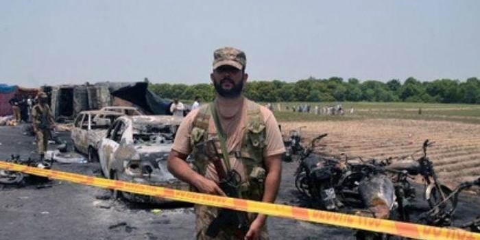 Sobe para 153 número de mortos em explosão de caminhão no Paquistão