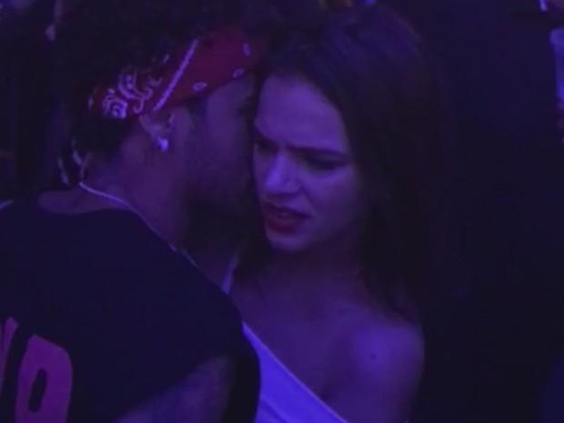 Vídeo mostra Marquezine desconfortável ao encontrar Neymar em festa
