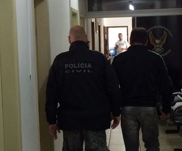 Ricardo Costa (dir.) foi conduzido ao Distrito Policial